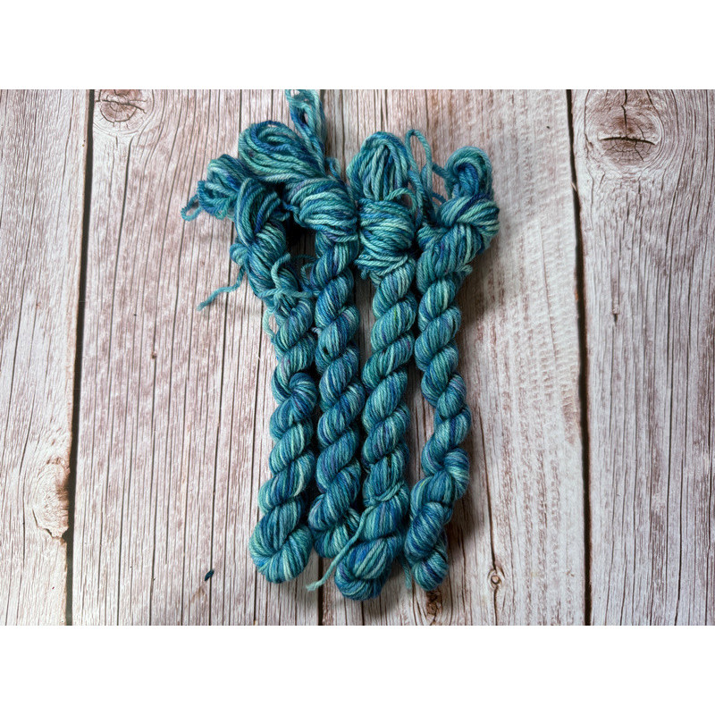 Handgefärbte extrafeine Merinowolle zum Stricken, Weben und Häkeln Handgefärbte extrafeine Merinowolle zum Stricken, Weben und Häkeln