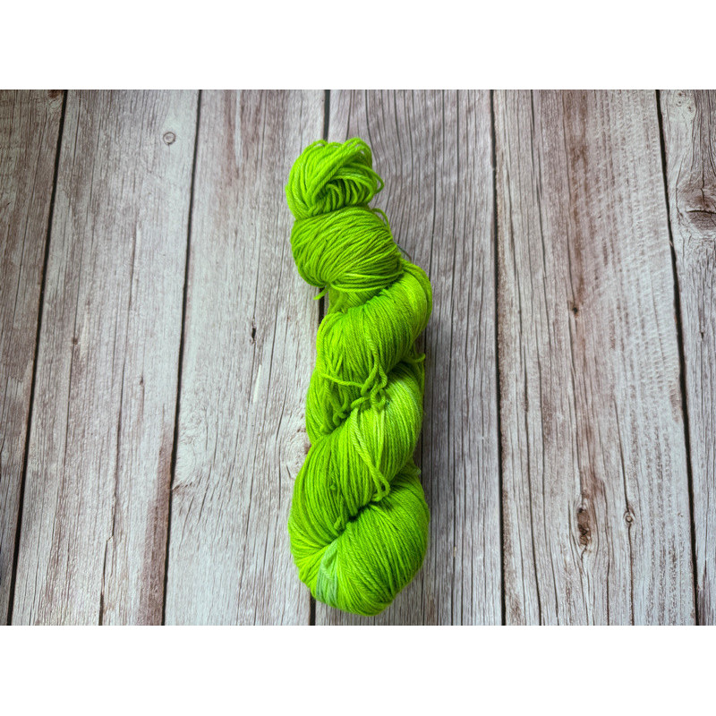 Neongrün - Handgefärbte extrafeine Merinowolle zum Stricken, Weben und Häkeln
