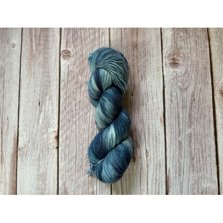 Jeans - Handgefärbte extrafeine Merinowolle zum Stricken, Weben und Häkeln