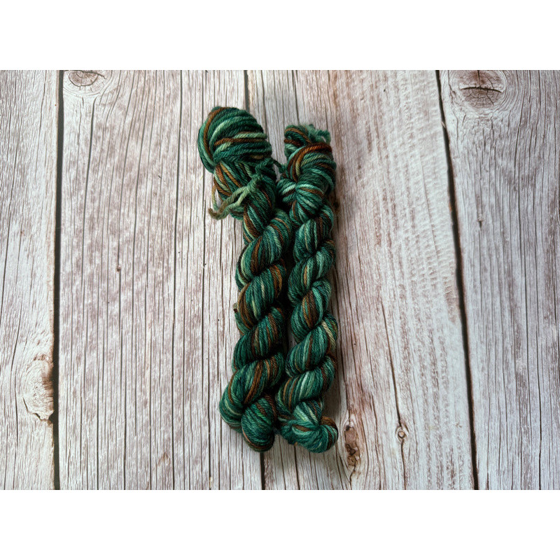 Blatt - Handgefärbte extrafeine Merinowolle zum Stricken, Weben und Häkeln Blatt - Handgefärbte extrafeine Merinowolle zum Stricken, Weben und Häkeln