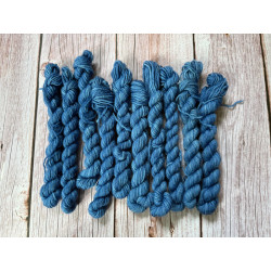 Es gibt keine Blumen in dieser Farbe - Handgefärbte extrafeine Merinowolle zum Stricken, Weben und Häkeln