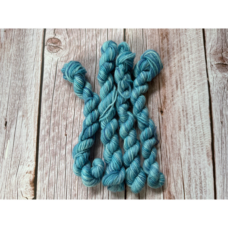 Himmelblau - Handgefärbte extrafeine Merinowolle zum Stricken, Weben und Häkeln Himmelblau - Handgefärbte extrafeine Merinowolle zum Stricken, Weben und Häkeln