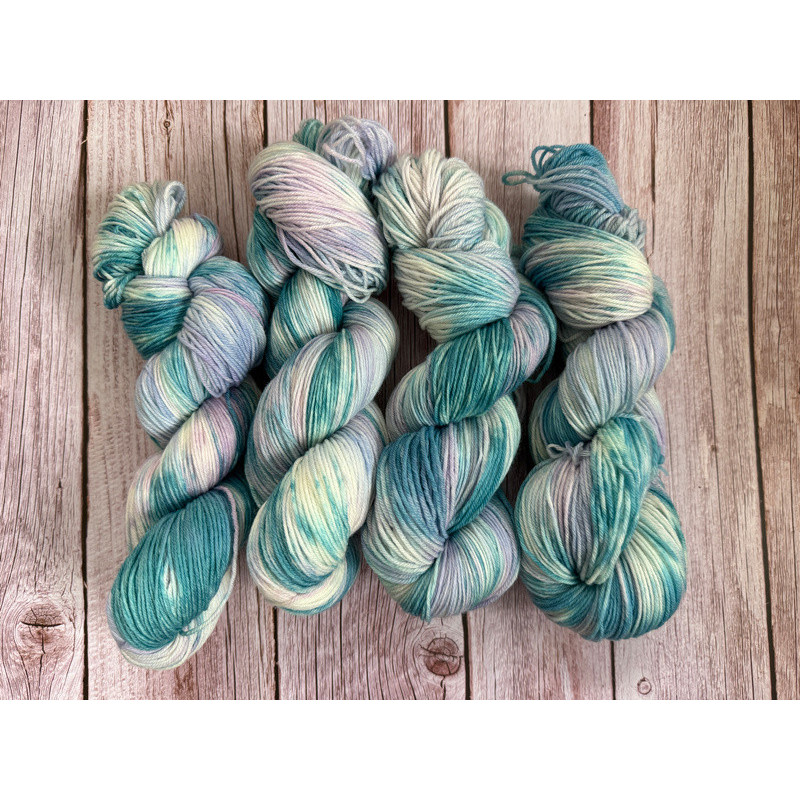 Frost - Handgefärbte extrafeine Merinowolle zum Stricken, Weben und Häkeln