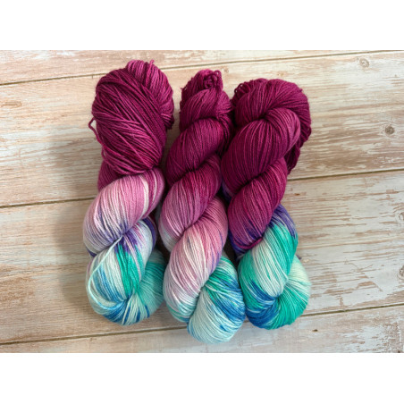 Winterbeere - Handgefärbte extrafeine Merinowolle zum Stricken, Weben und Häkeln