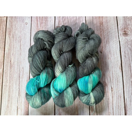 Handgefärbte Sockenwolle zum Stricken, Weben und Häkeln