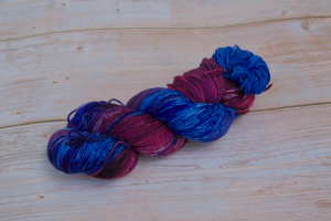 Rot und blau schmückt die Sau - Handgefärbte Sockenwolle, 100g Strang
