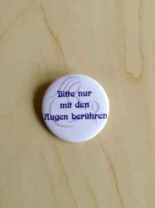 Button für Traglinge "Bitte nur mit den Augen berühren"